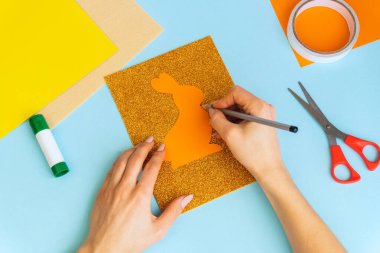 Paskalya tavşanı. DIY ve çocuğun yaratıcılığı. Paskalya dekoru fikri çok basit. Paskalya dekorunu kadın elleri yapar. Adım adım..