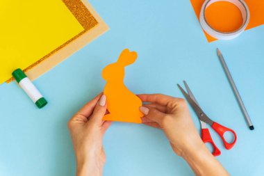 Paskalya tavşanı. DIY ve çocuğun yaratıcılığı. Paskalya dekoru fikri çok basit. Paskalya dekorunu kadın elleri yapar. Adım adım..