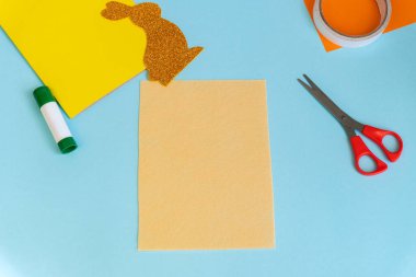 Paskalya tavşanı. DIY ve çocuğun yaratıcılığı. Paskalya dekoru fikri çok basit. Paskalya dekorunu kadın elleri yapar. Adım adım..