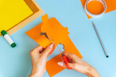 DIY ve çocuğun yaratıcılığı. Adım adım talimatlar: bir tavşanla kağıt tebrik kartları nasıl yapılır, çok renkli kağıtlardan nasıl boş kağıtlar çıkarılır. (Renkli kağıt, yapıştırıcı, makas) Çocuk el yapımı Paskalya teknesi.