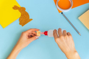 Paskalya tavşanı. Tebrik kartı. Tatil süslemeleri. Konsept: Paskalya için çocuk el işi. Basamaklardaki talimatlar.