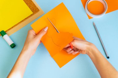 Paskalya kartları kağıttan. Mavi arka planda tavşanlı cildi selamlama kartları. Üç boyutlu. Hediye fikri, dekor ilkbaharı, Paskalya. Adım adım. Üst Manzara. Süreç çocuk zanaatı.