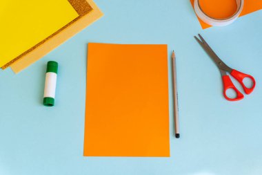 DIY ve çocuğun yaratıcılığı. Adım adım: bir tavşanla kağıt tebrik kartı nasıl yapılır. Adım1 hazırlık araçları (renkli kağıtlar, yapıştırıcı, makas). Çocuk el yapımı Paskalya teknesi.