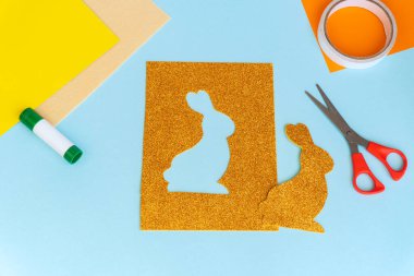 DIY ve çocuğun yaratıcılığı. Adım adım talimatlar: bir tavşanla kağıt tebrik kartları nasıl yapılır, çok renkli kağıtlardan nasıl boş kağıtlar çıkarılır. (Renkli kağıt, yapıştırıcı, makas) Çocuk el yapımı Paskalya teknesi.