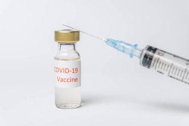 Aşı ve şırınga. Korona virüsü enfeksiyonunu önleme, aşılama ve tedavi