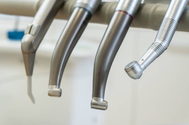 Diş hekimleri ofisinde diş matkapları. Diş hekimliği, diş bakımı, sağlıklı diş konsepti