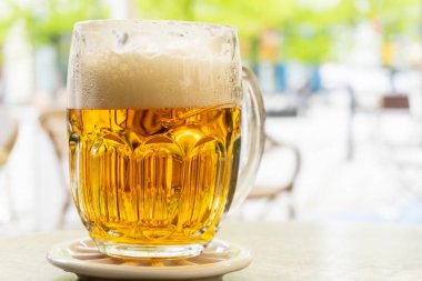 Coronavirus. Doktor Adam, Gri Stüdyo Arkaplanındaki Kameraya Bakan Tıbbi Koruyucu Maske Giyiyor. Boş Alan, kısa saçlı, Ncov-20 Coronavirus 'tan koruyucu maskeli bir gencin portresi. Covid-19 salgınıyla mücadele. 