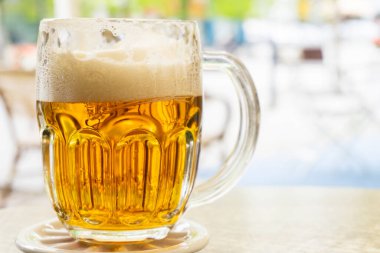 Üniformalı ve mavi cerrahi maskeli doktorun portresi, kameraya bakıyor, covid-19 salgınıyla savaşıyor. Sağlık, tıp eğitimi, acil tıbbi servis ve ameliyat konsepti. Covid-19, salgın hastalık. Coronavirus Savaşındaki Ciddi Doktorun Yüzü.