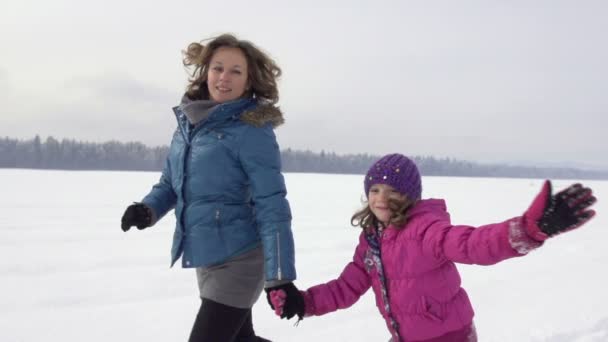 Madre e figlia che si tengono per mano — Video Stock