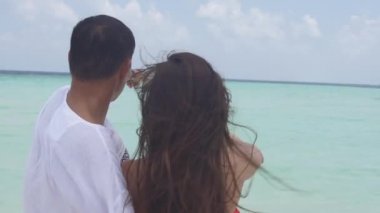 Çift gözlemleyerek turkuaz Maldivlere deniz