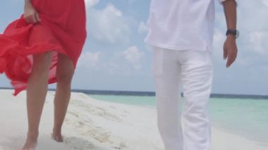 Yürüyüşün tadını çıkaran çift