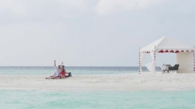 Aşk kumsal sallayarak içinde çift