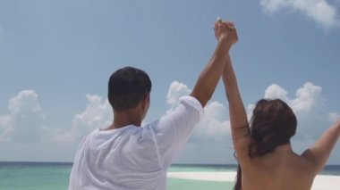 Sevgiyle kucaklayan Çift