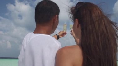 İki şampanya yudumlarken