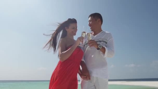Hombre y prometida bebiendo champán — Vídeos de Stock