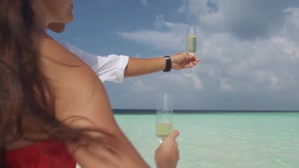 Ζευγάρι παρατηρώντας Μαλδίβων θάλασσα — Αρχείο Βίντεο