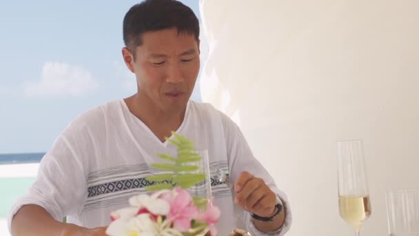 Hombre conversando durante el almuerzo de lujo — Vídeo de stock