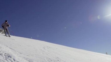Karlı yokuş aşağı kayak kayakçı