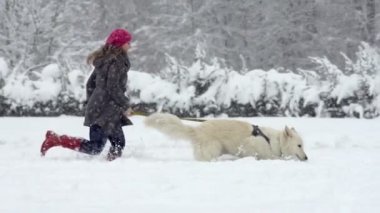 Köpeğiyle koşan bir kadın