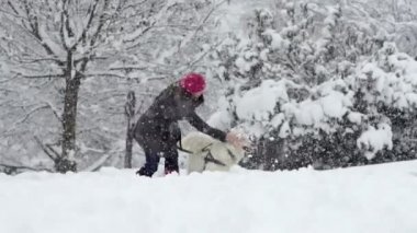 Kartopu köpeğini atma kız