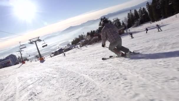 Skiër snijwerk omlaag — Stockvideo