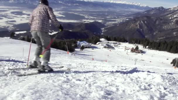 Skieur descendant la piste de ski — Video