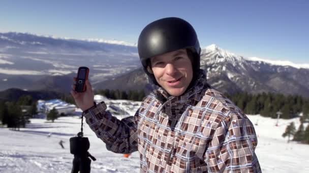 Skieur avec téléphone portable — Video