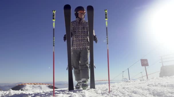 Skiër gooien Carving Ski's naar beneden — Stockvideo