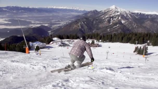 Skiër skiën beneden — Stockvideo