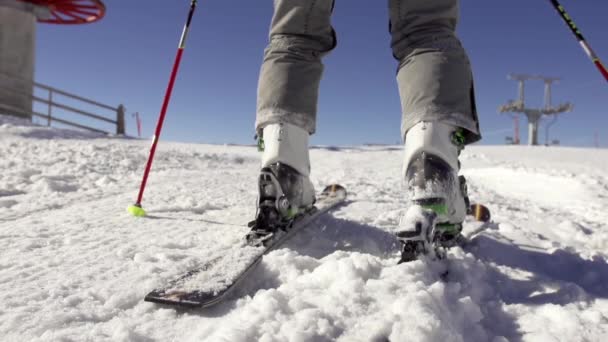 Skischoenen aansluiten Ski 's — Stockvideo