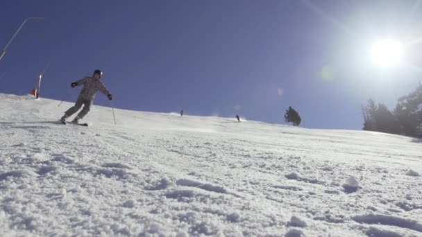 Skiër skiën beneden — Stockvideo