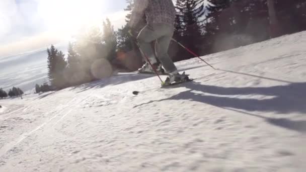 Skiër snijwerk omlaag — Stockvideo
