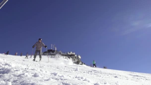 Skiër skiën beneden — Stockvideo