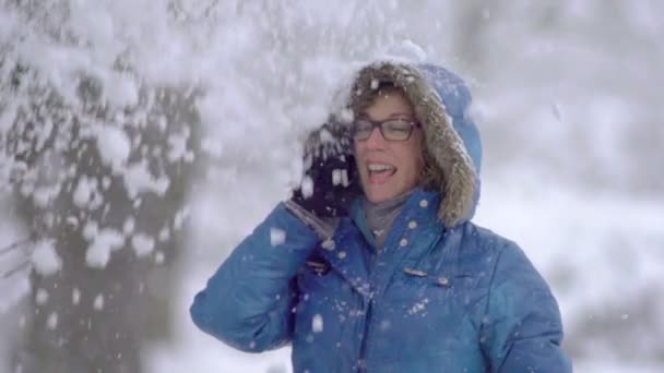 Nieve cayendo sobre mujer — Vídeo de stock
