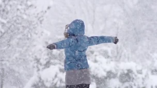 女人在下雪的冬天天纺 — 图库视频影像