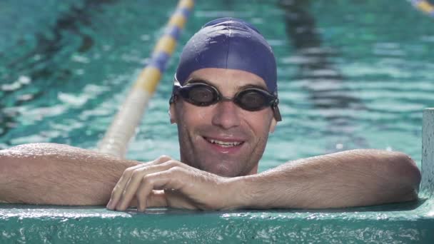 Nadador relajándose en la piscina — Vídeo de stock