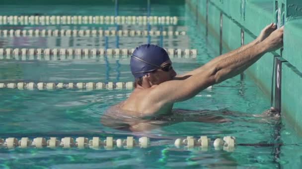 Nadador empujando apagado en Streamline — Vídeo de stock