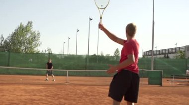 oyuncu isabet tenis topu