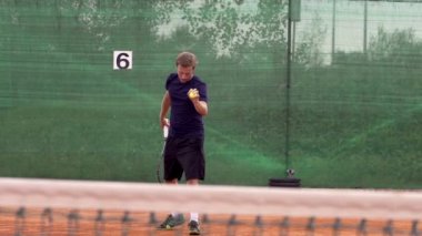 Tenis topu alarak oyuncu