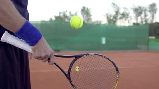 Hand schlägt auf den Tennisball — Stockvideo