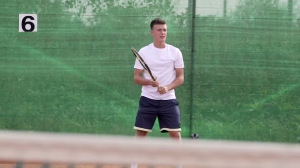 Spieler trainieren Tennis im Freien — Stockvideo