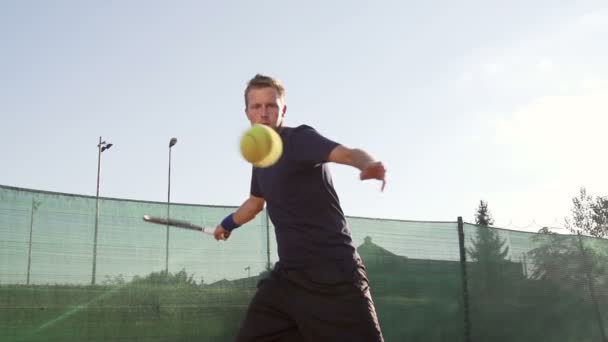 Hráč udeří tenisový míček — Stock video
