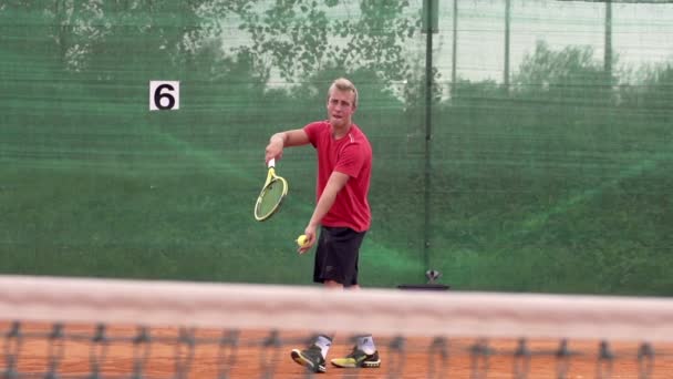 Tennisspielerin beim Aufschlag — Stockvideo