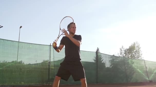Jugador golpeando pelota de tenis — Vídeo de stock
