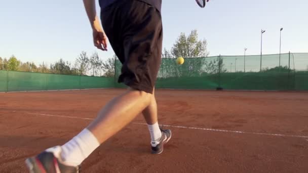 Jugador golpeando la pelota — Vídeo de stock