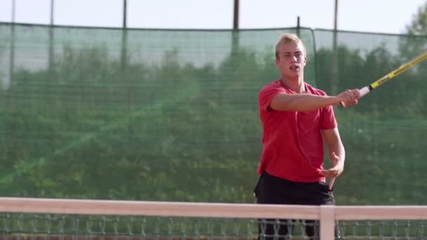 Spelare slå tennisboll — Stockvideo