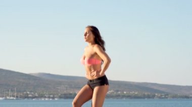 Kadının lunges yürüyüş yapması