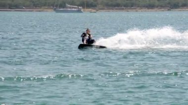 Wakeboarder suda oyma