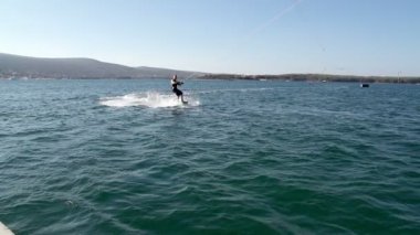 Wakeboarder oyma ve atlama