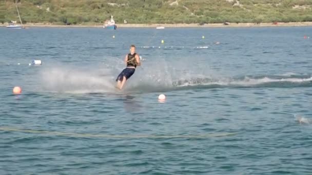 Wakeboarder Carving zeewater — Stockvideo